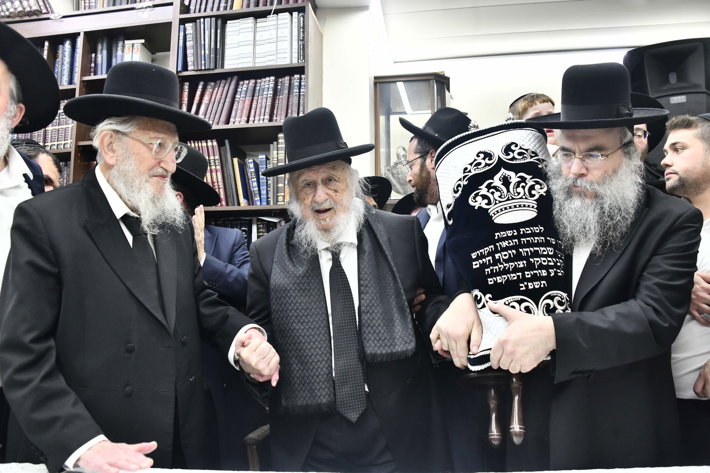 הכנסת ס"ת לביתו של הגר"ח קנייבסקי זצ"ל