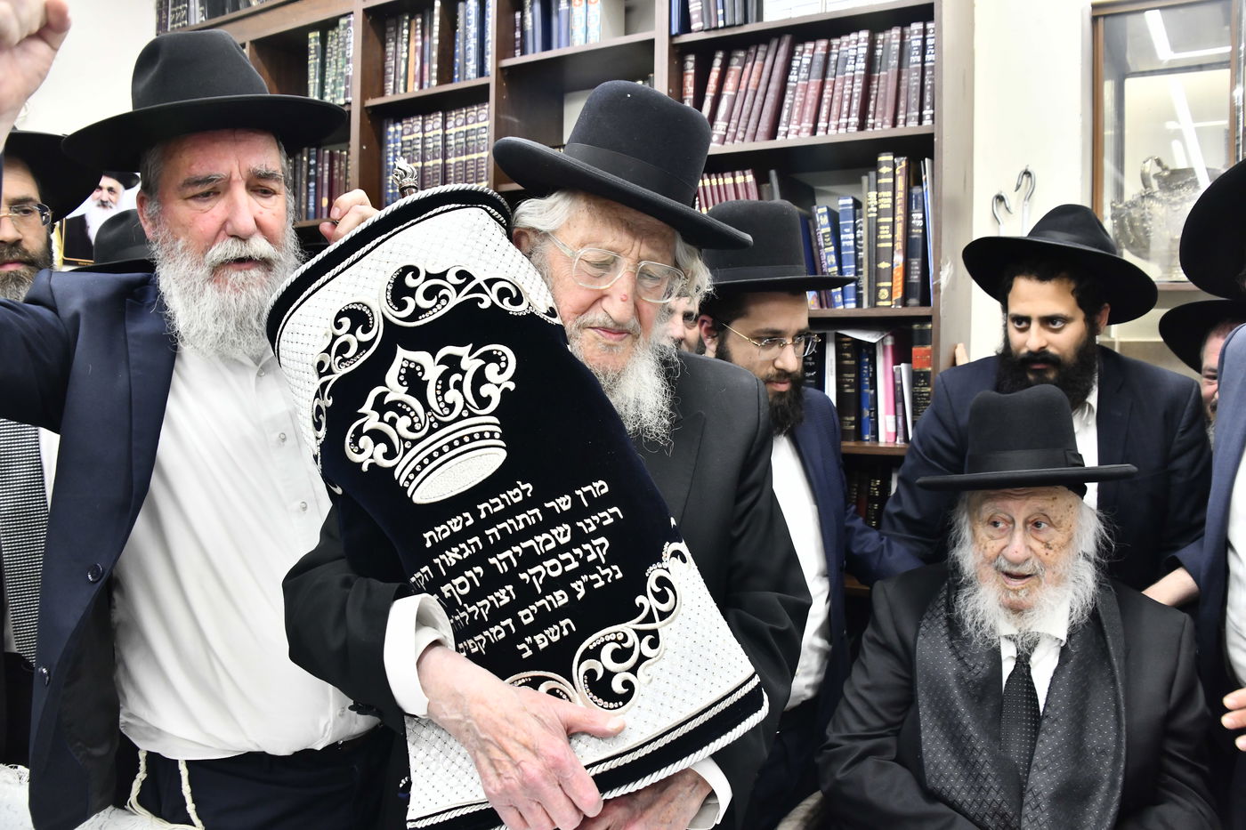 הכנסת ס"ת לביתו של הגר"ח קנייבסקי זצ"ל