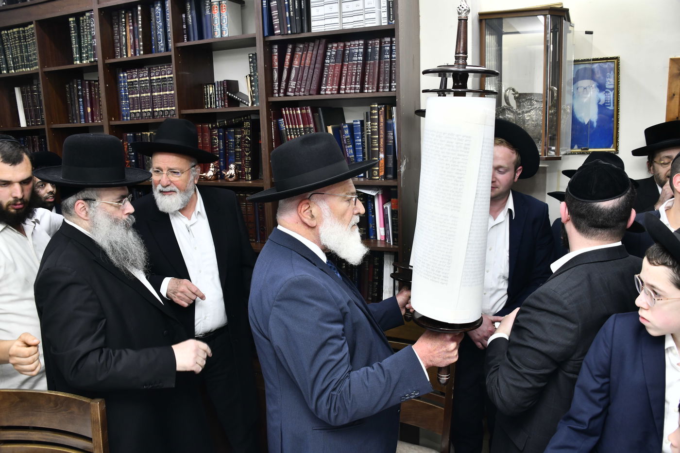 הכנסת ס"ת לביתו של הגר"ח קנייבסקי זצ"ל