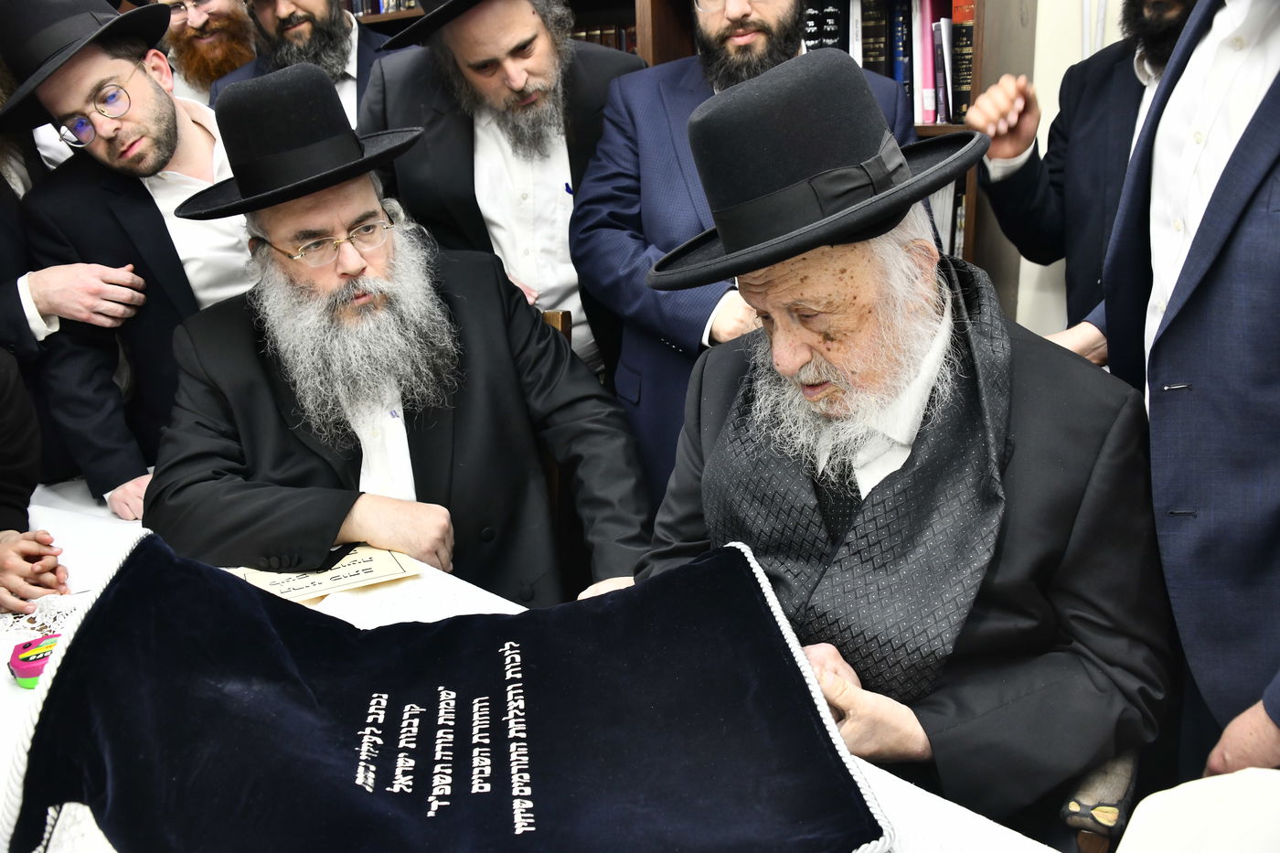 הכנסת ס"ת לביתו של הגר"ח קנייבסקי זצ"ל