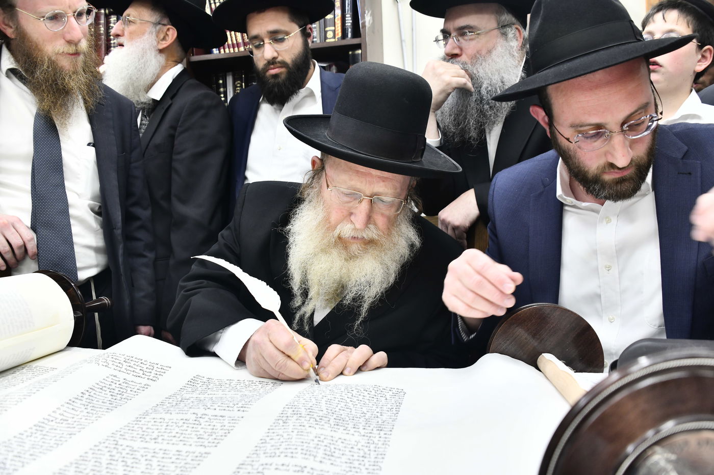 הכנסת ס"ת לביתו של הגר"ח קנייבסקי זצ"ל