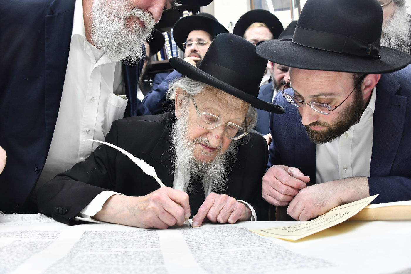 הכנסת ס"ת לביתו של הגר"ח קנייבסקי זצ"ל