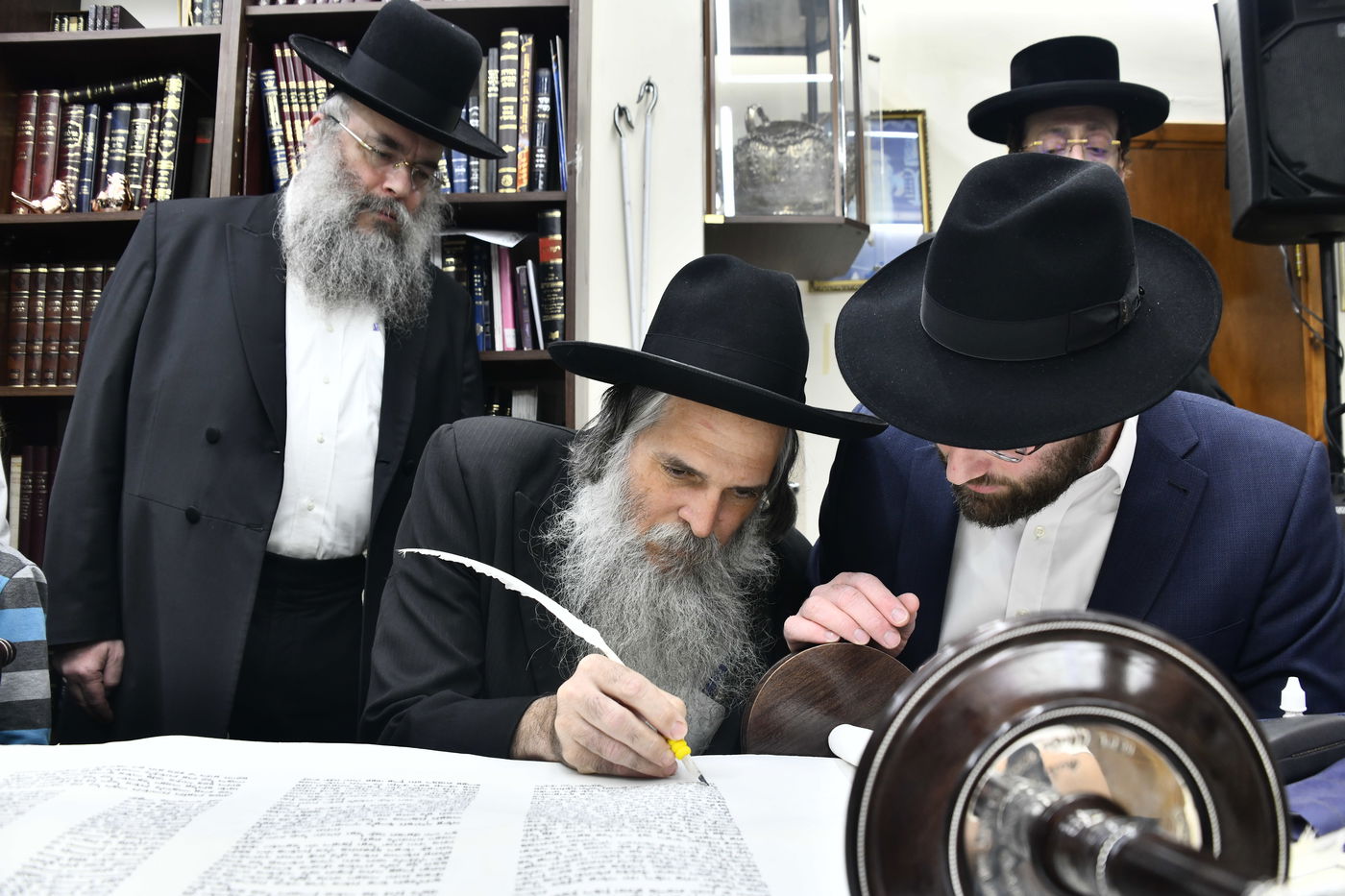 הכנסת ס"ת לביתו של הגר"ח קנייבסקי זצ"ל