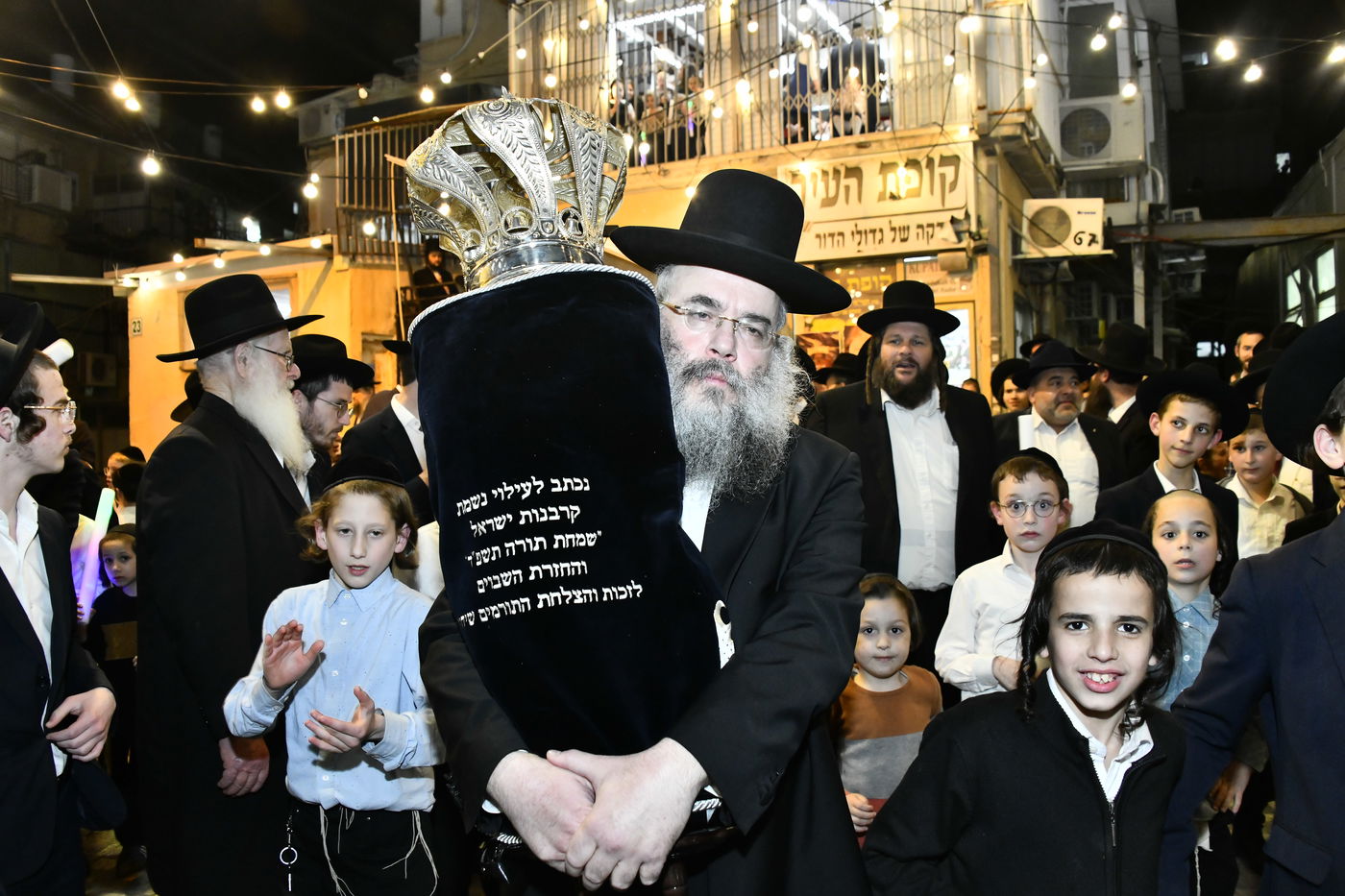 הכנסת ס"ת לביתו של הגר"ח קנייבסקי זצ"ל