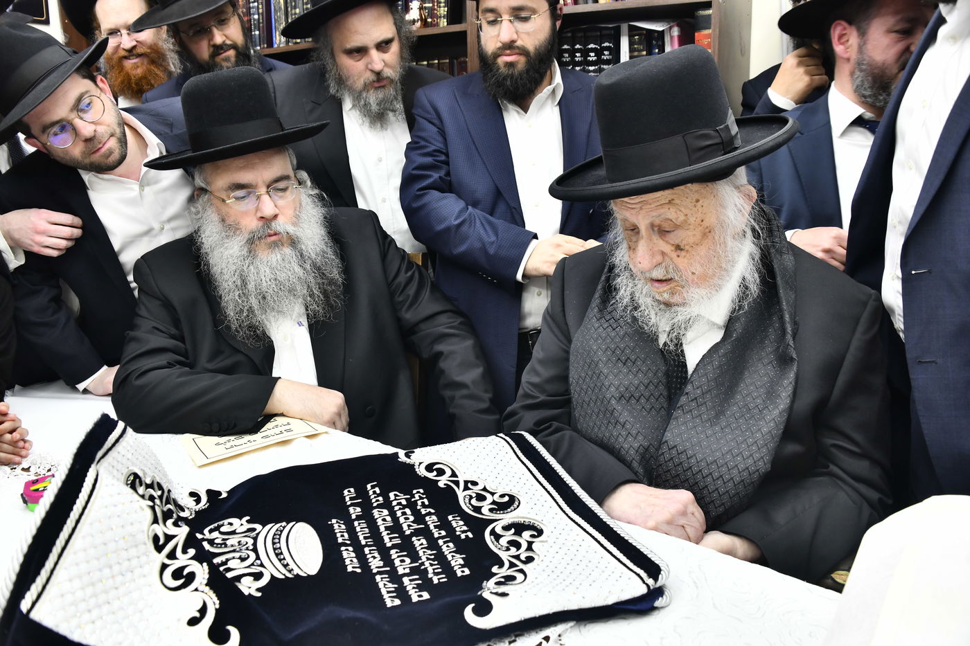 הכנסת ס"ת לביתו של הגר"ח קנייבסקי זצ"ל