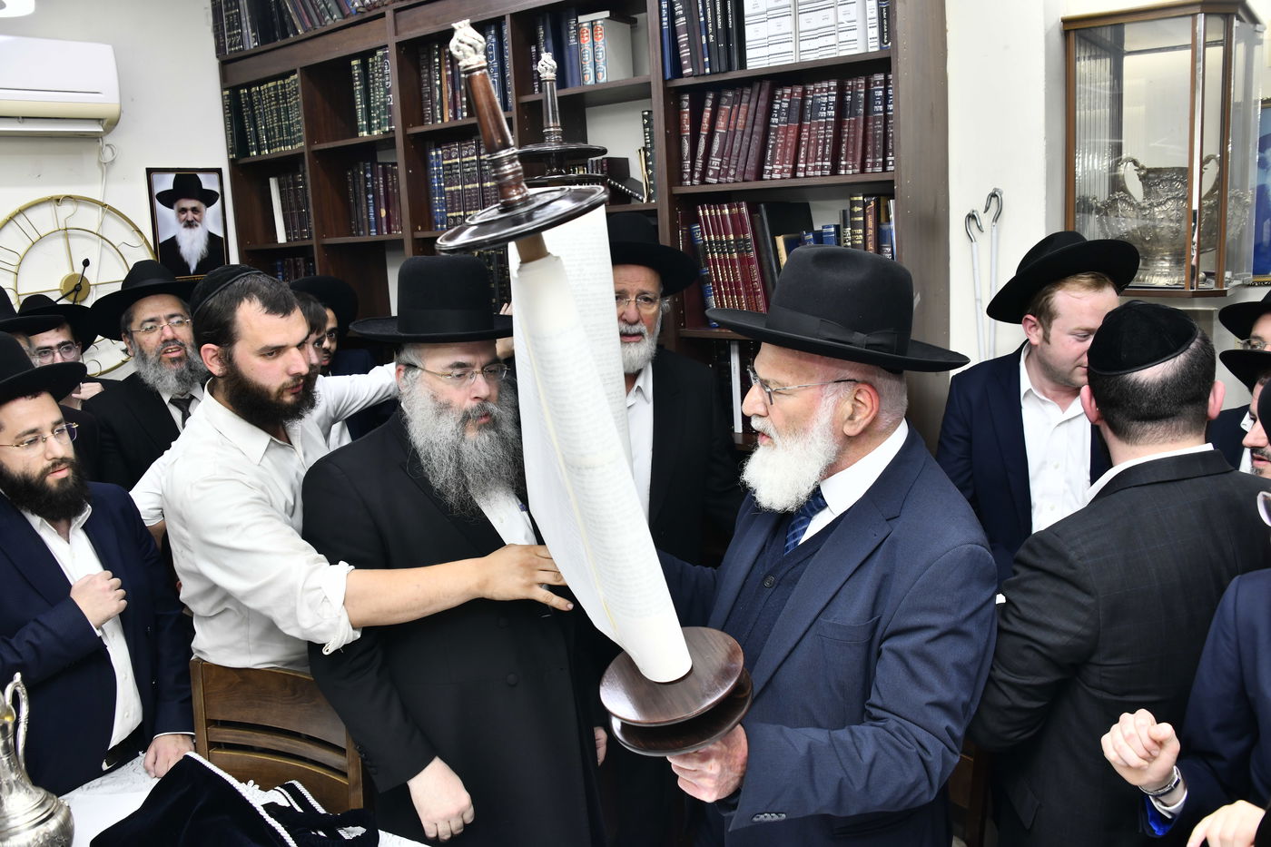 הכנסת ס"ת לביתו של הגר"ח קנייבסקי זצ"ל