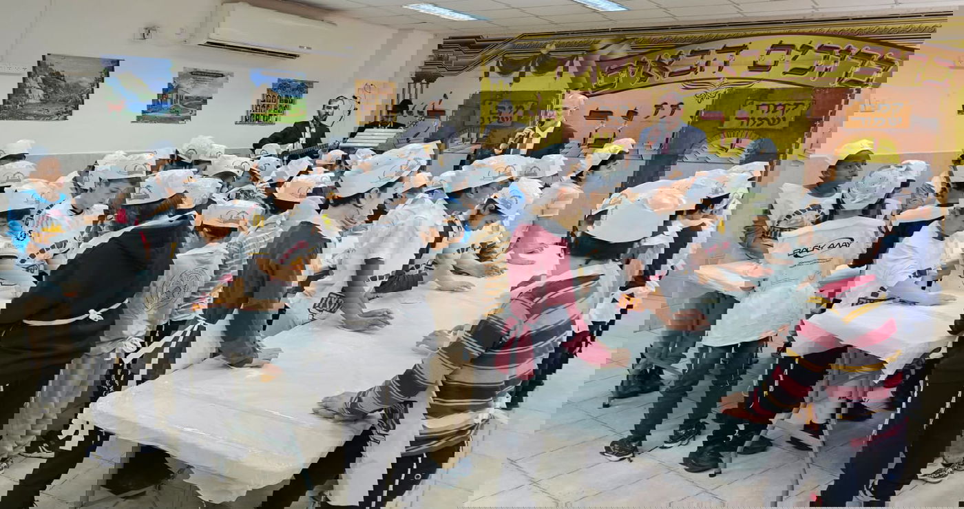 אפיית מצות בתלמוד תורה "נר שמואל" בחדרה