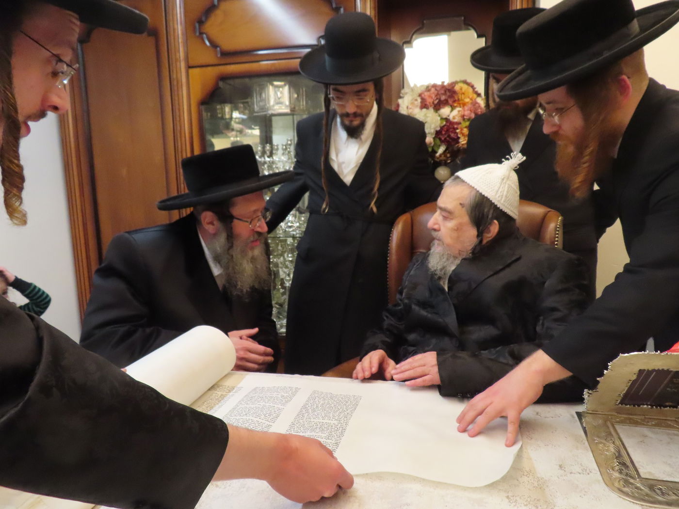 הגה"צ רבי יעקב מאיר שכטר בכתיבת אות בספר התורה