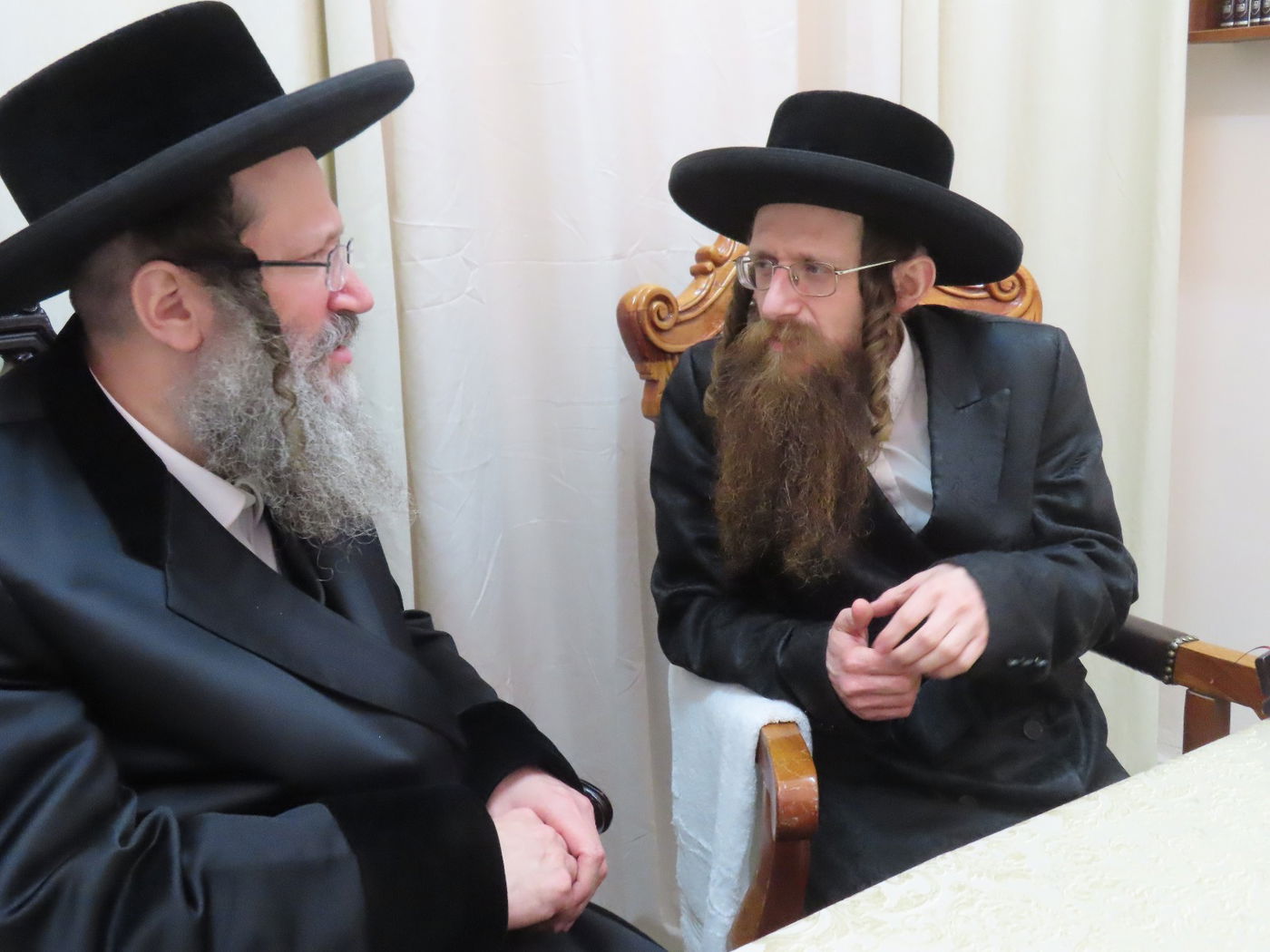 התרגשות שיא בביטשקוב: האדמו"ר יכניס ספר תורה לעילוי נשמת בתו ע"ה