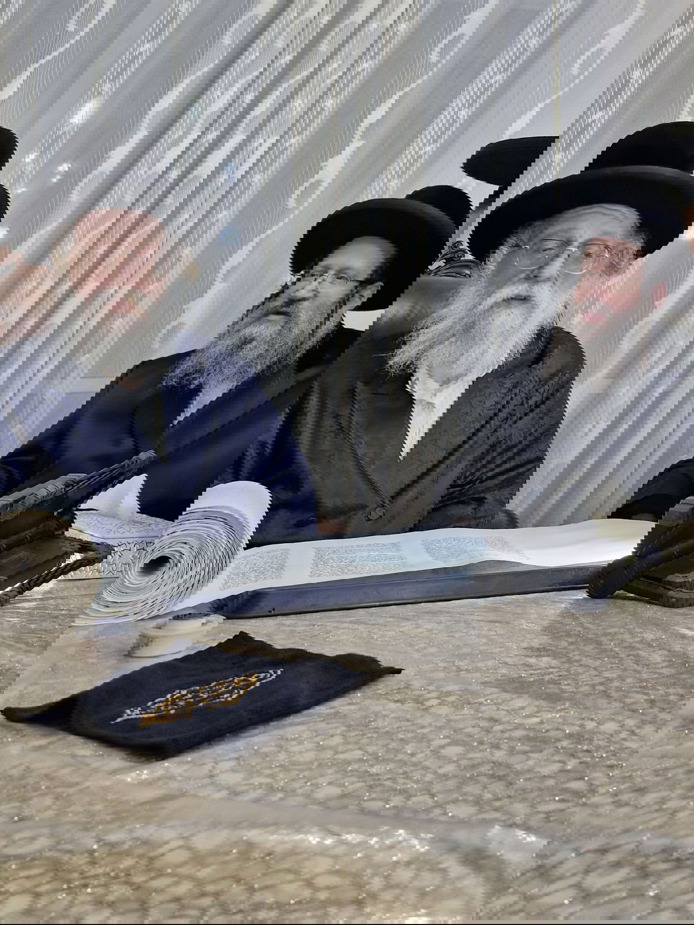 האדמו"ר משאץ דרוהביץ בכתיבת אות בספר התורה