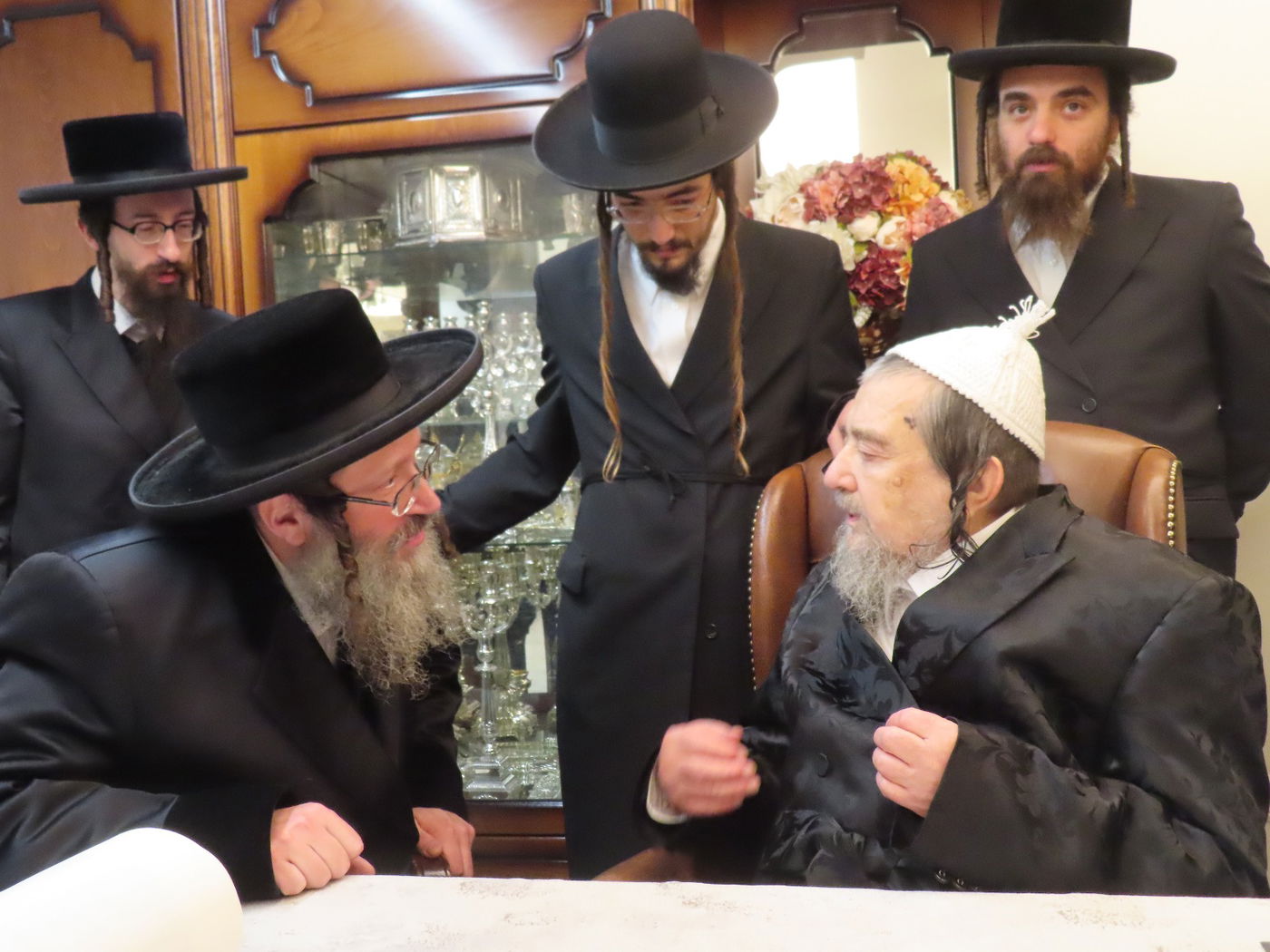 התרגשות שיא בביטשקוב: האדמו"ר יכניס ספר תורה לעילוי נשמת בתו ע"ה