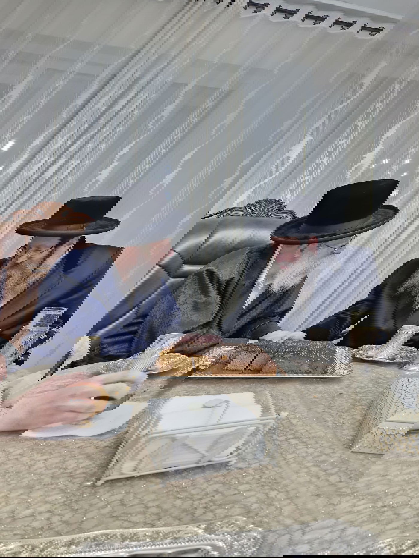 התרגשות שיא בביטשקוב: האדמו"ר יכניס ספר תורה לעילוי נשמת בתו ע"ה