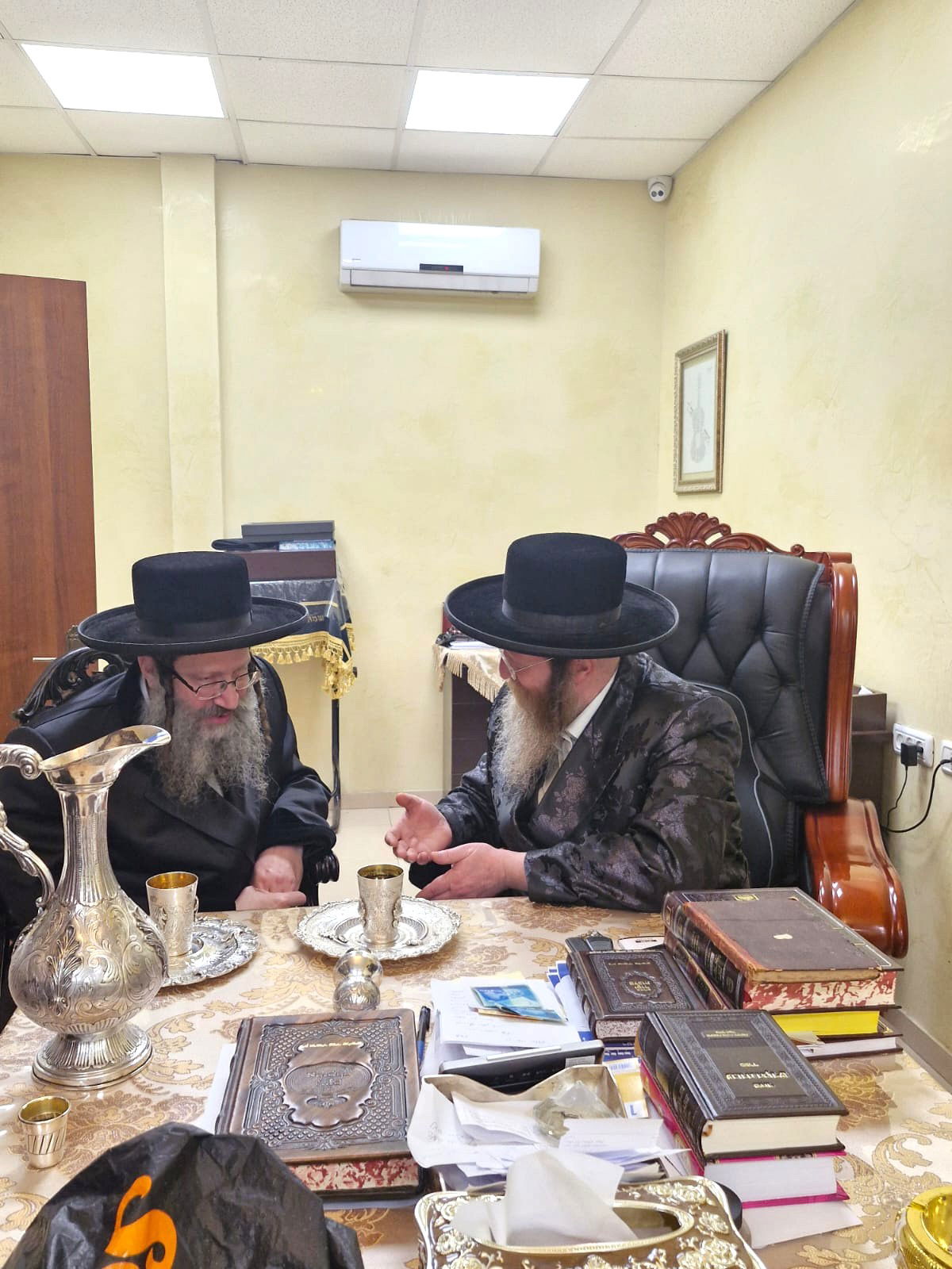 התרגשות שיא בביטשקוב: האדמו"ר יכניס ספר תורה לעילוי נשמת בתו ע"ה