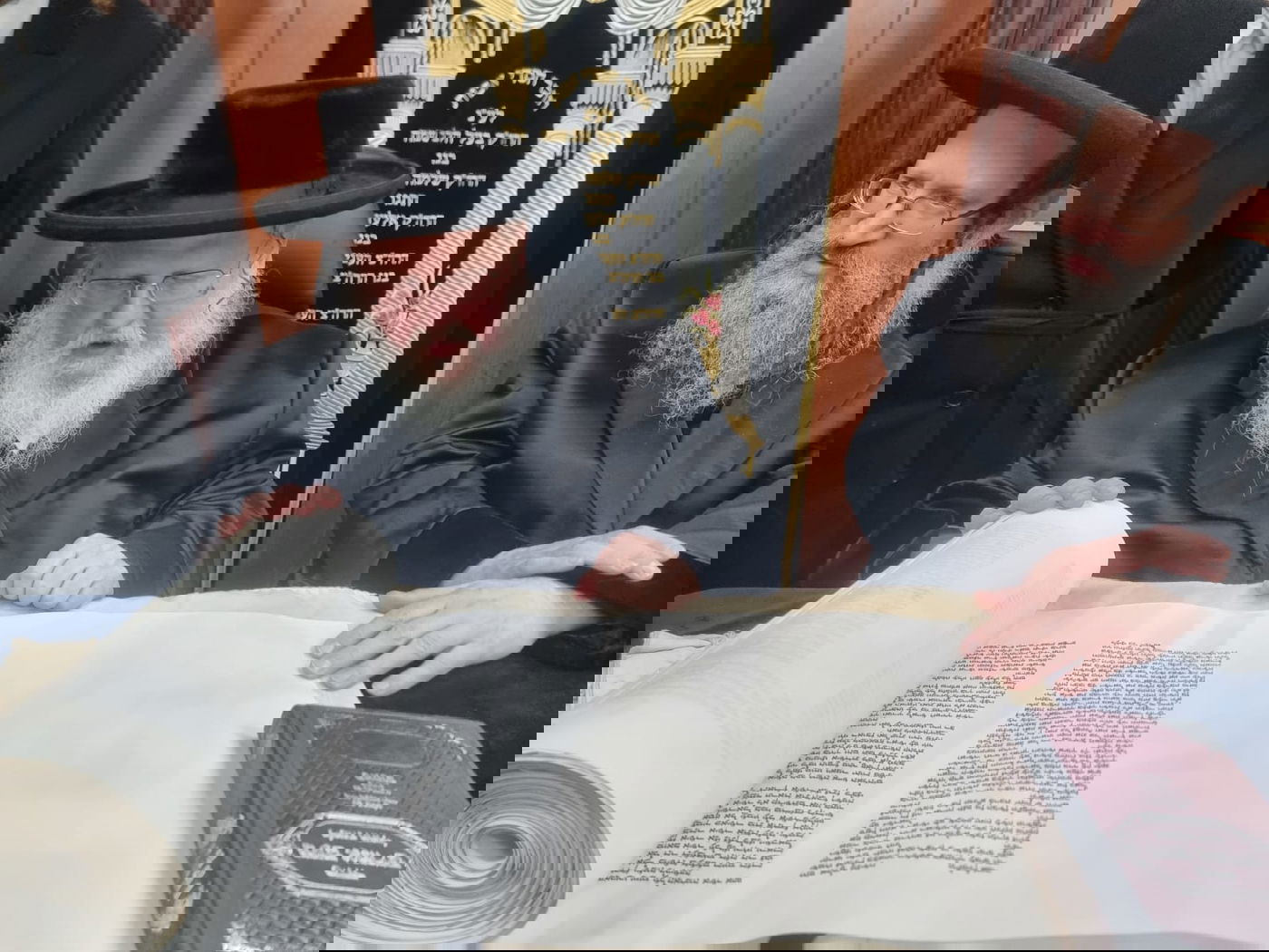 האדמו"ר מסאסוב בכתיבת אות בספר התורה