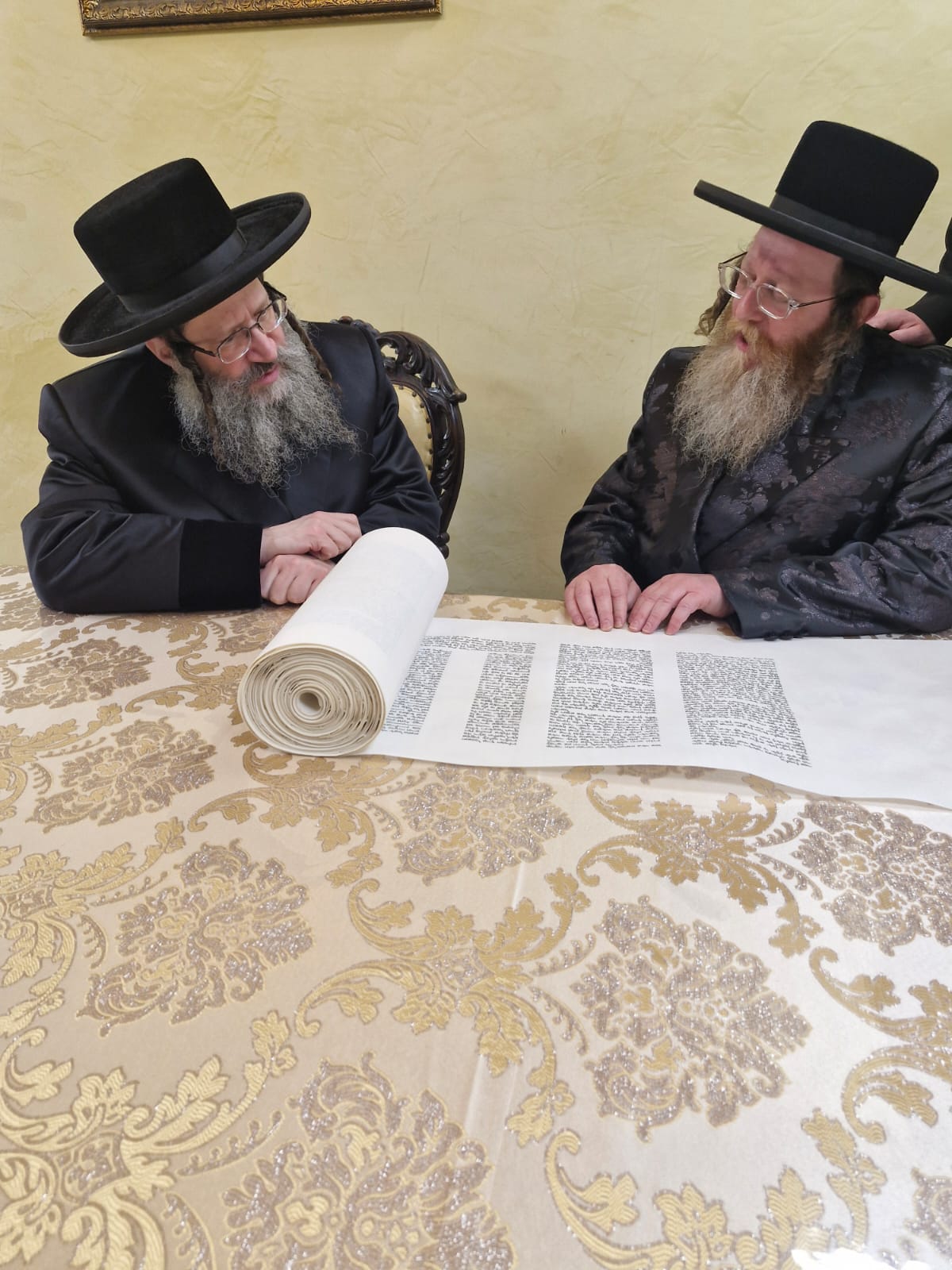 האדמו"ר מטערבישאן בכתיבת אות בספר התורה