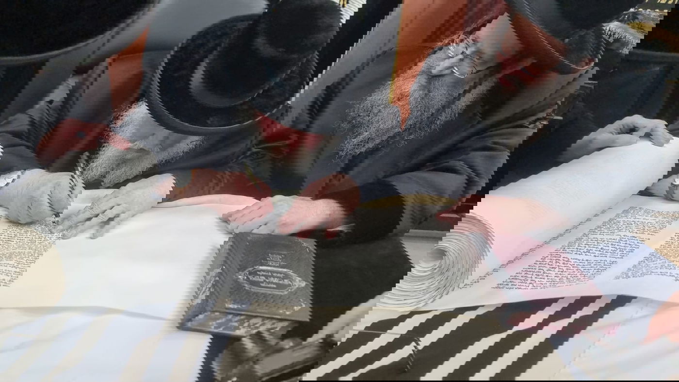 התרגשות שיא בביטשקוב: האדמו"ר יכניס ספר תורה לעילוי נשמת בתו ע"ה