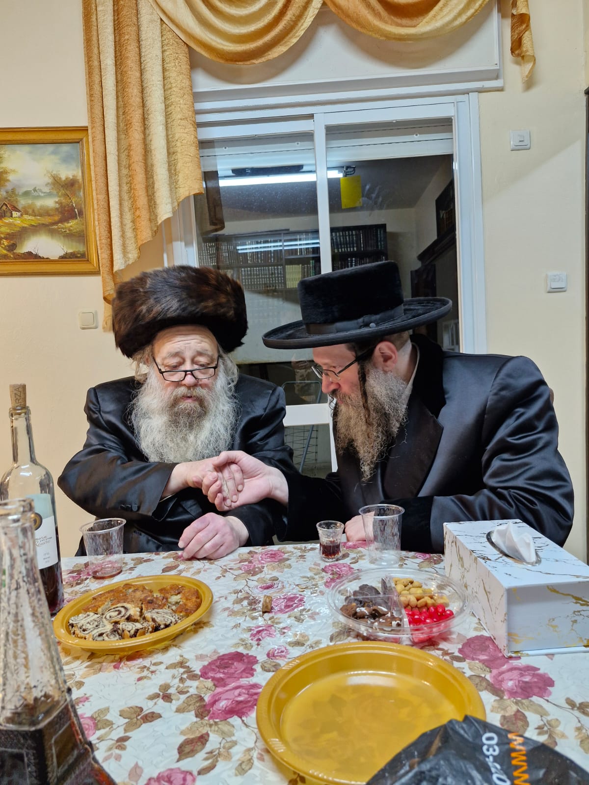 התרגשות שיא בביטשקוב: האדמו"ר יכניס ספר תורה לעילוי נשמת בתו ע"ה