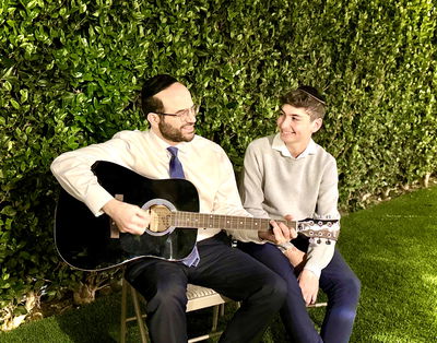 המחנך מלוס אנג'לס מארח את תלמידו לסינגל חדש: "מודה אני"