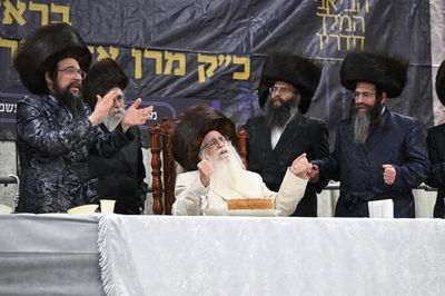 האדמו"ר מצאנז בשירה