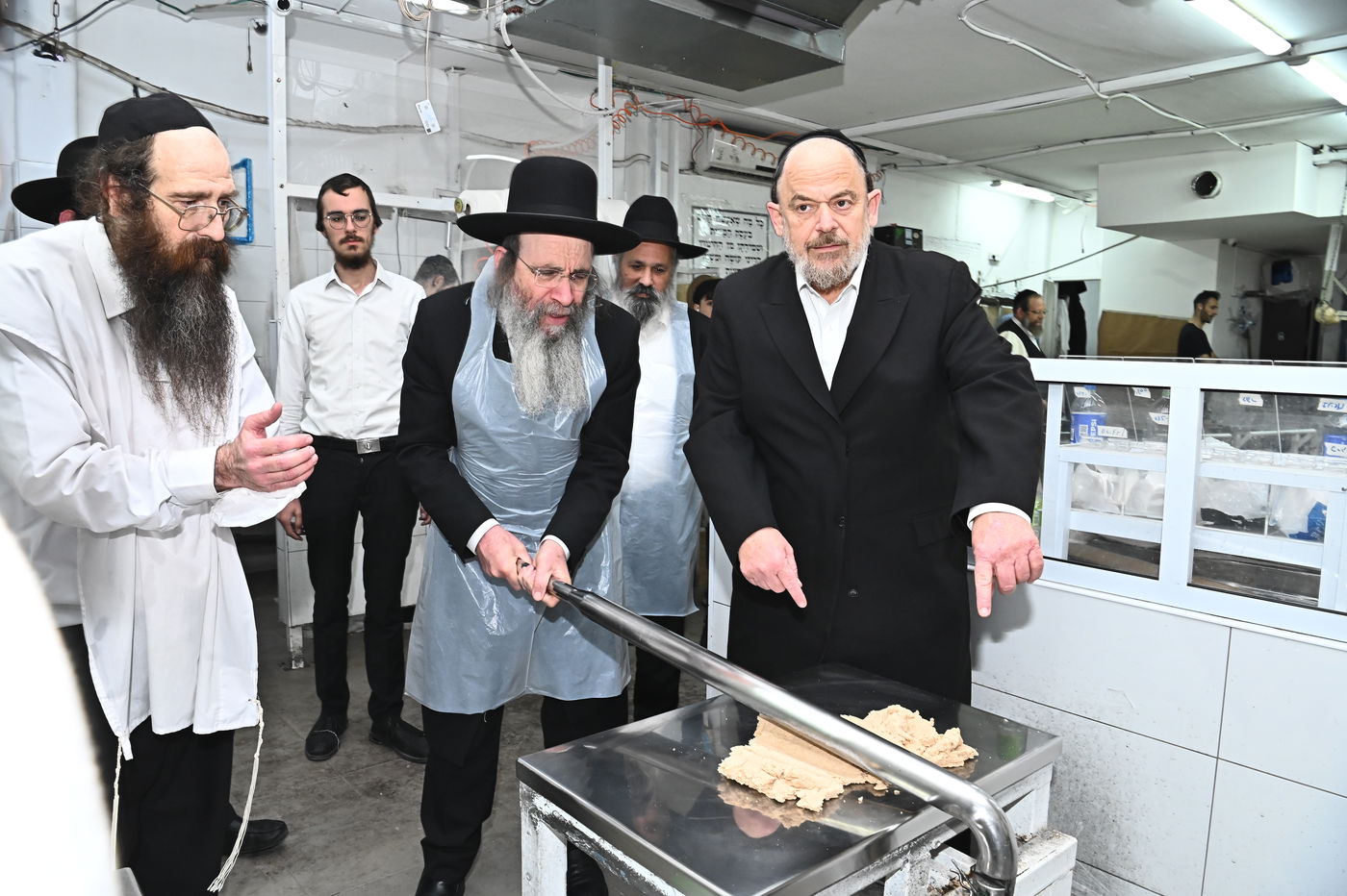 הגאון רבי בנימין פינקל באפיית מצות