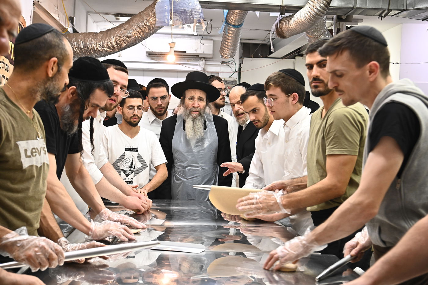 הגאון רבי בנימין פינקל באפיית מצות