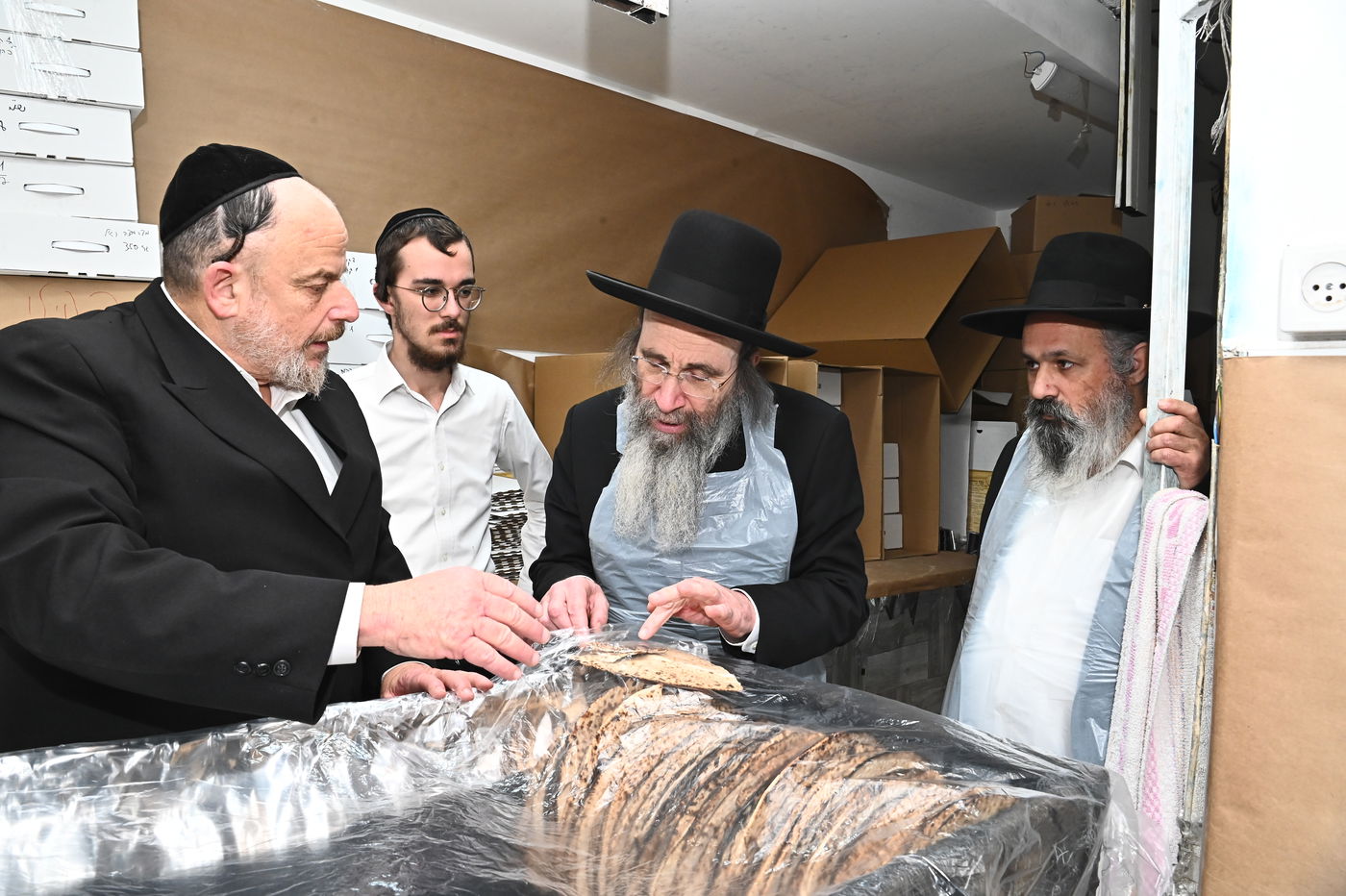 הגאון רבי בנימין פינקל באפיית מצות