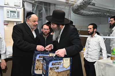 הגאון רבי בנימין פינקל באפיית מצות