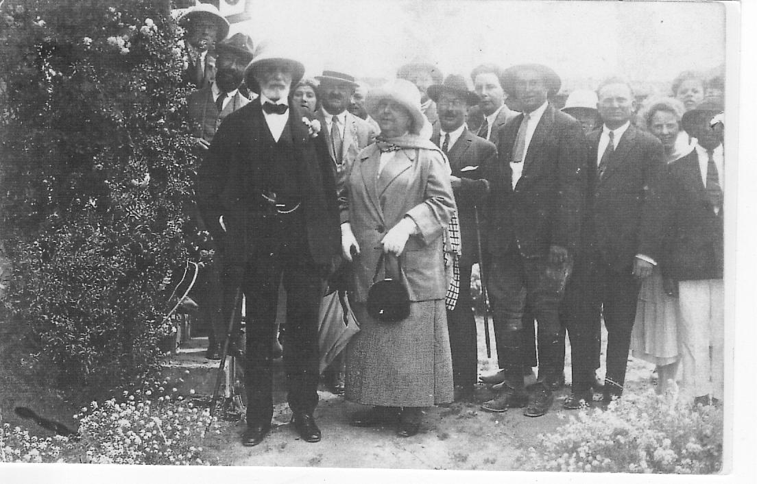 הברון רוטשילד ורעייתו אדלהייד בביקור במטעים בזכרון יעקב, 1914