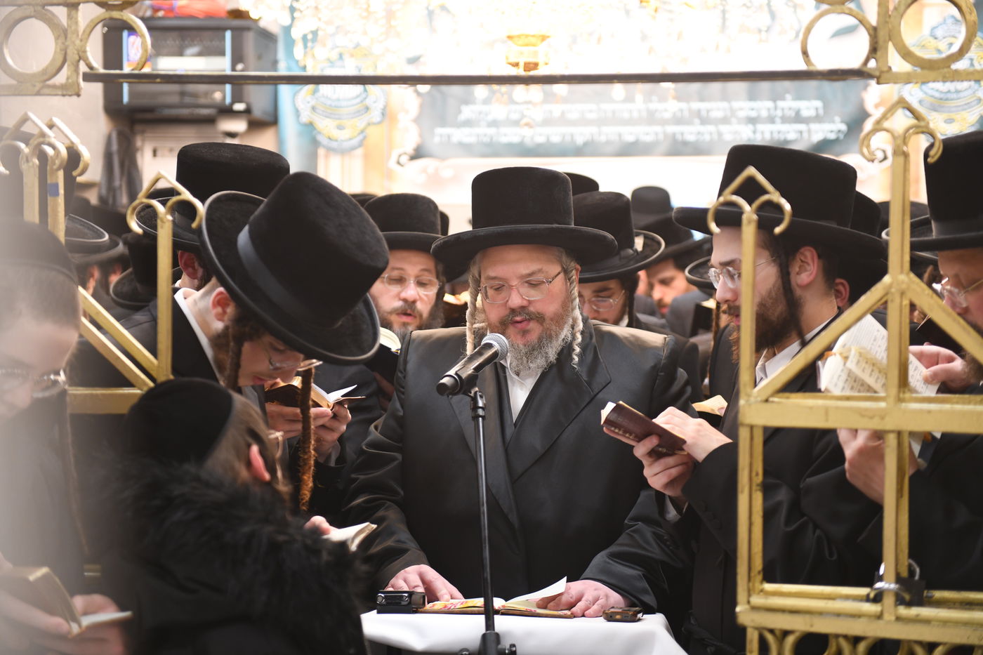 הרה"צ רבי אהרן מרדכי רוקח במסע הקודש בפולין