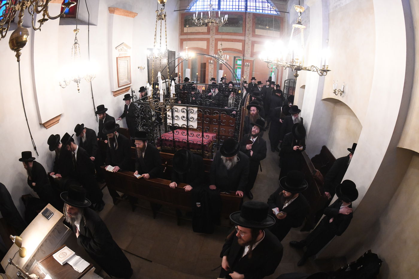 הרה"צ רבי אהרן מרדכי רוקח במסע הקודש בפולין