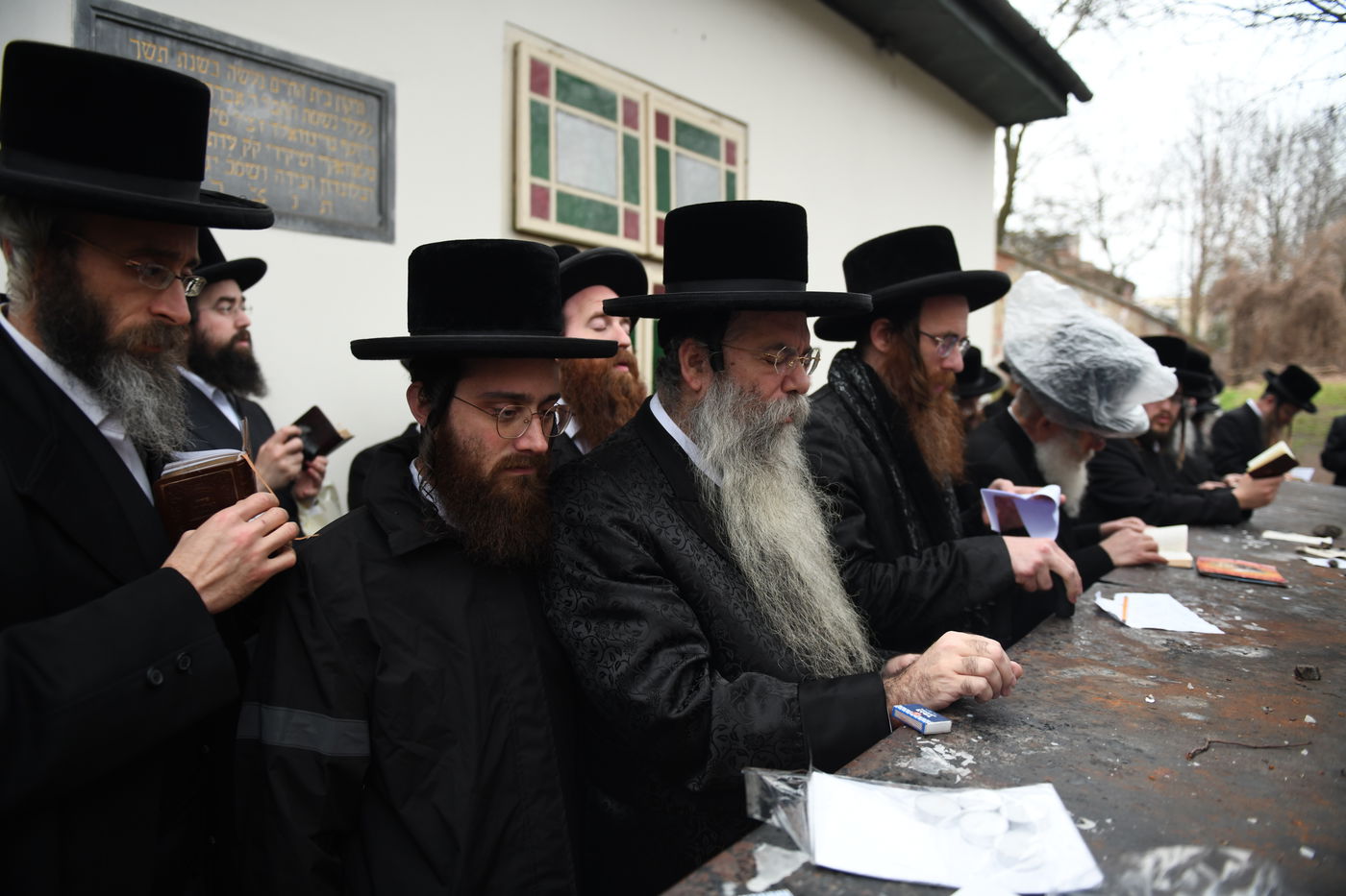 הרה"צ רבי אהרן מרדכי רוקח במסע הקודש בפולין