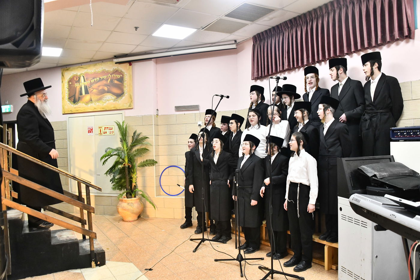 חלוקת פרסים בת"ת הבעש"ט בפ"ת