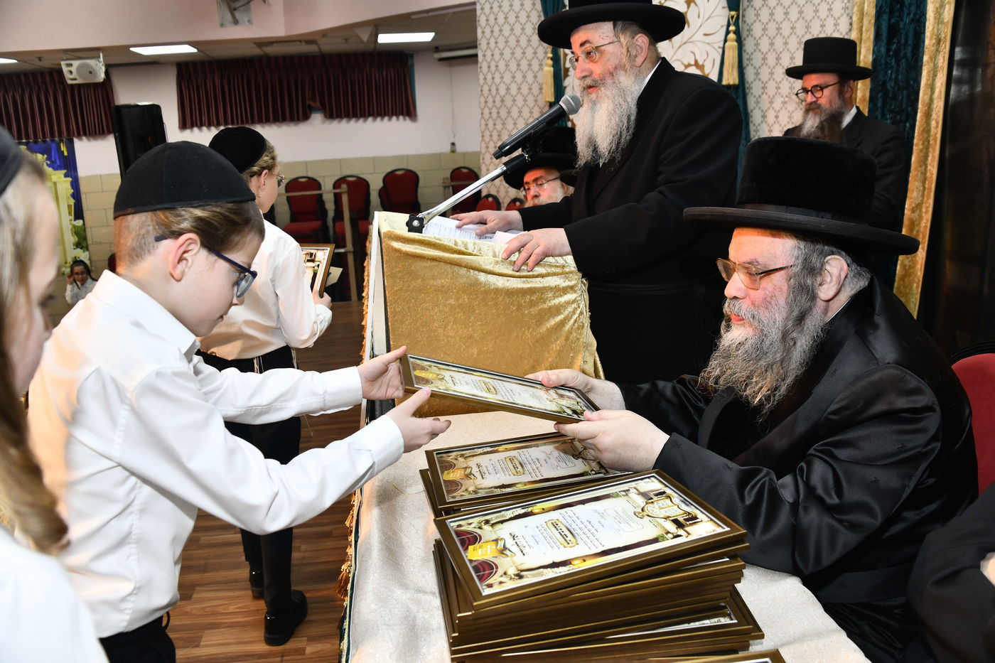 חלוקת פרסים בת"ת הבעש"ט בפ"ת