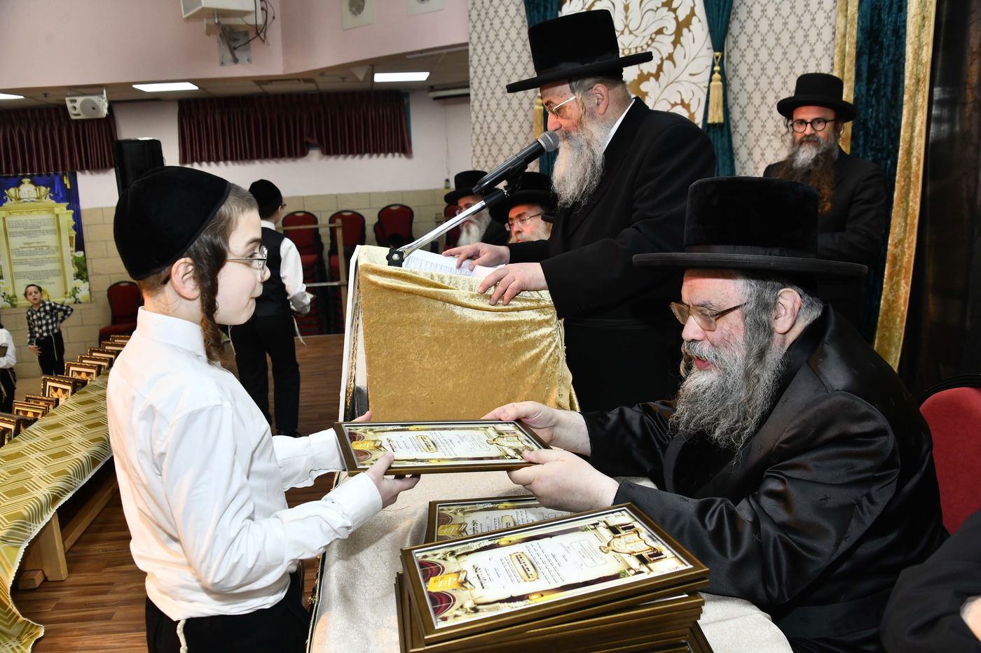 חלוקת פרסים בת"ת הבעש"ט בפ"ת