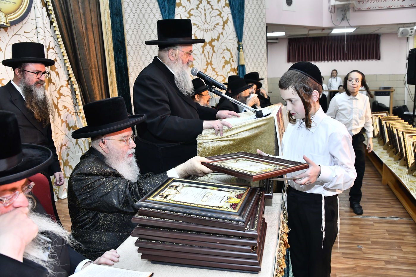 חלוקת פרסים בת"ת הבעש"ט בפ"ת