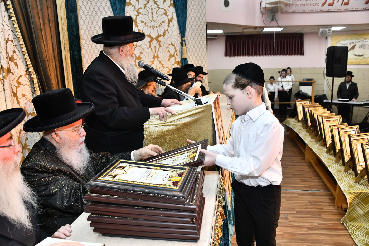 חלוקת פרסים בת"ת הבעש"ט בפ"ת