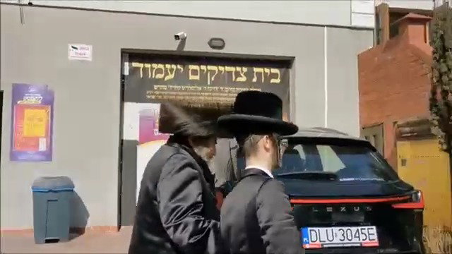 יהודים בשב"ק בליזענסק - צולם ע"י נכרי מקומי 