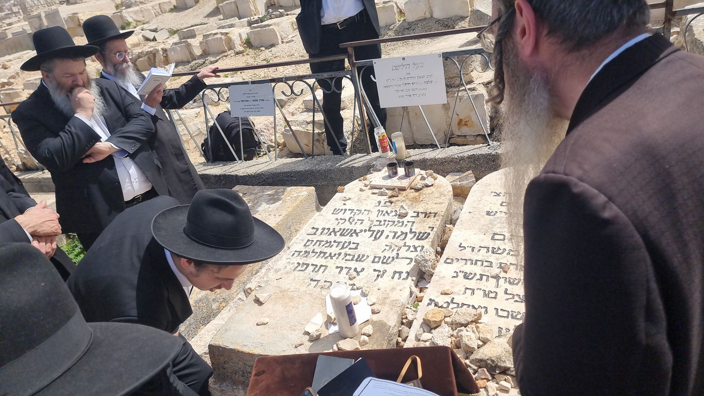 הגרב"ד אלישיב בתפילה בציון זקינו בעל ה'לשם'