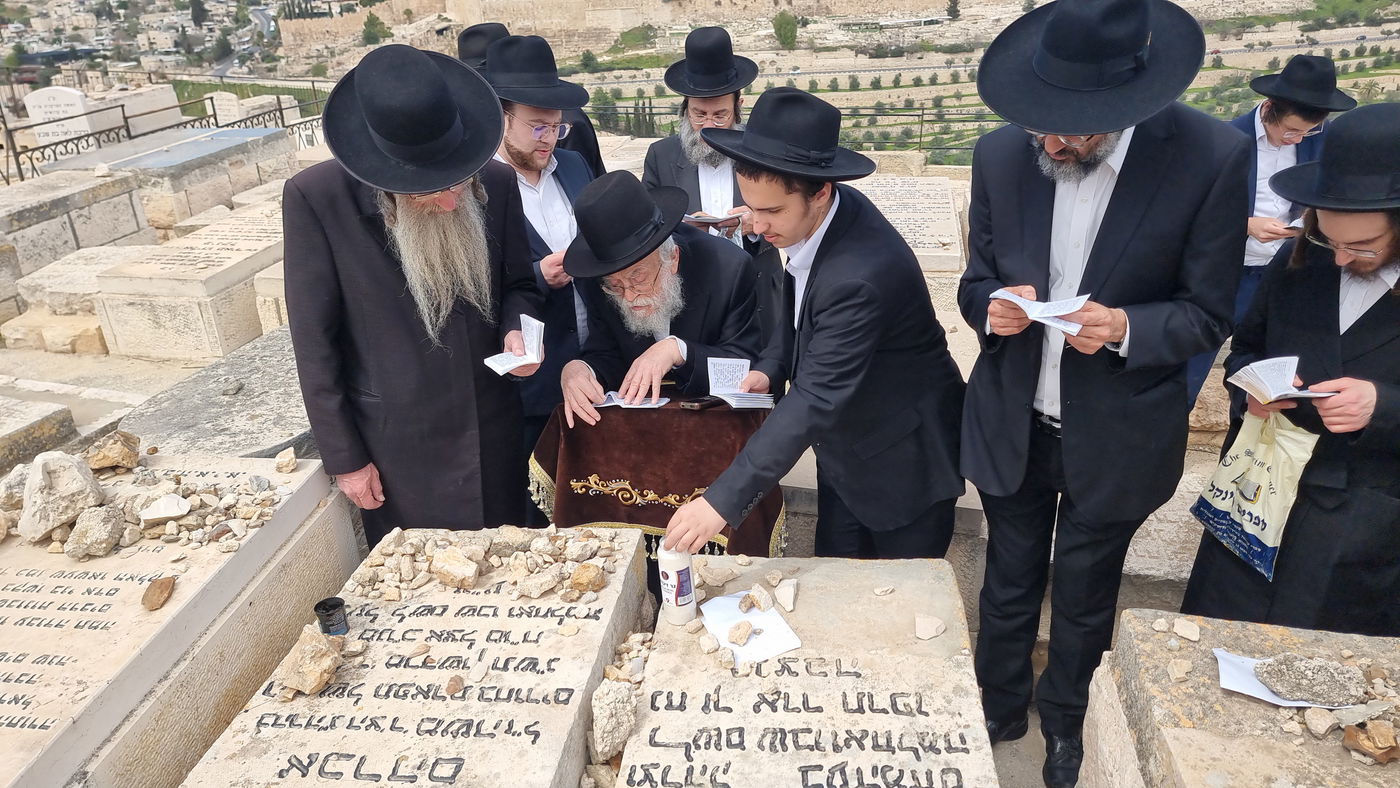 הגרב"ד אלישיב בתפילה בציון זקינו בעל ה'לשם'