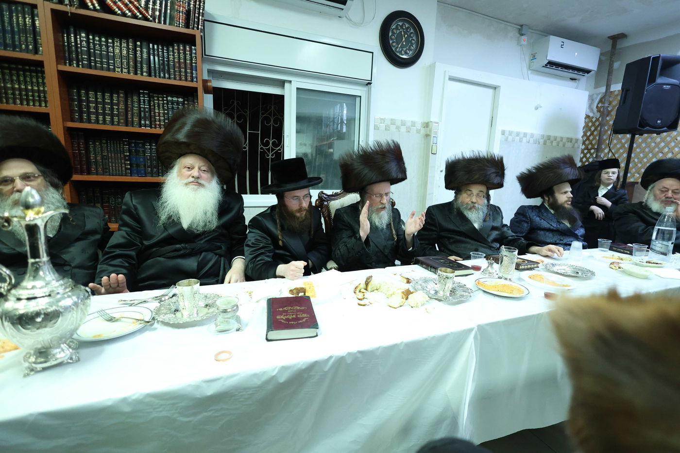 שמחת הלחיים לרגל קשרי השידוכין בחצרות ווערדאן - מישקולץ - עטרת צבי