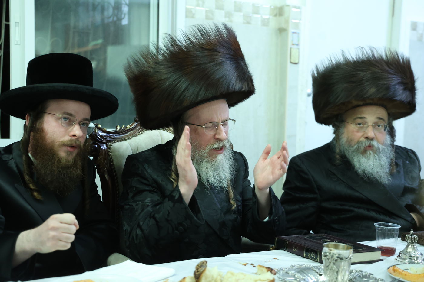 שמחת הלחיים לרגל קשרי השידוכין בחצרות ווערדאן - מישקולץ - עטרת צבי