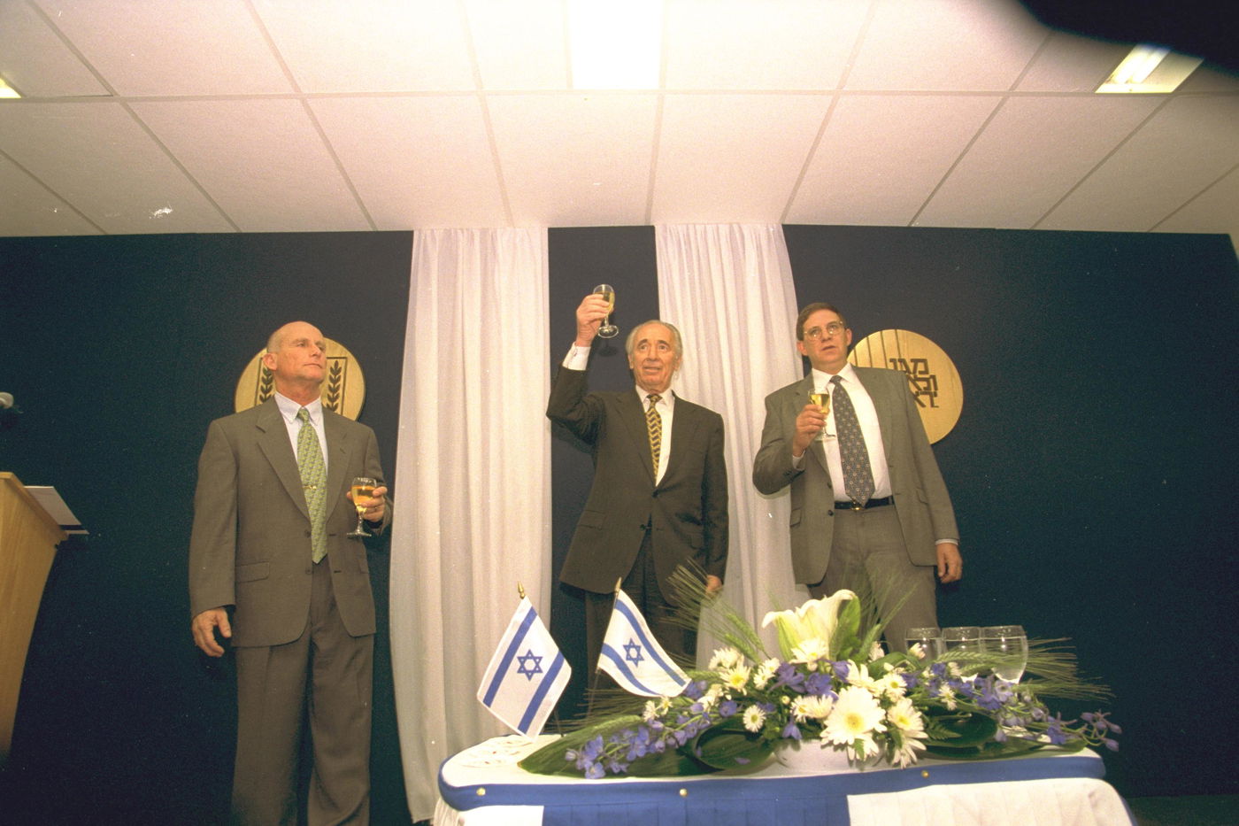 טקס חילופי ראשי השב"כ במשרד ראש הממשלה בירושלים. בצילום: ראש הממשלה דאז שמעון פרס מרים כוסית לכבוד ראש השב"כ היוצא כרמי גילון (מימין) והנכנס עמי איילון