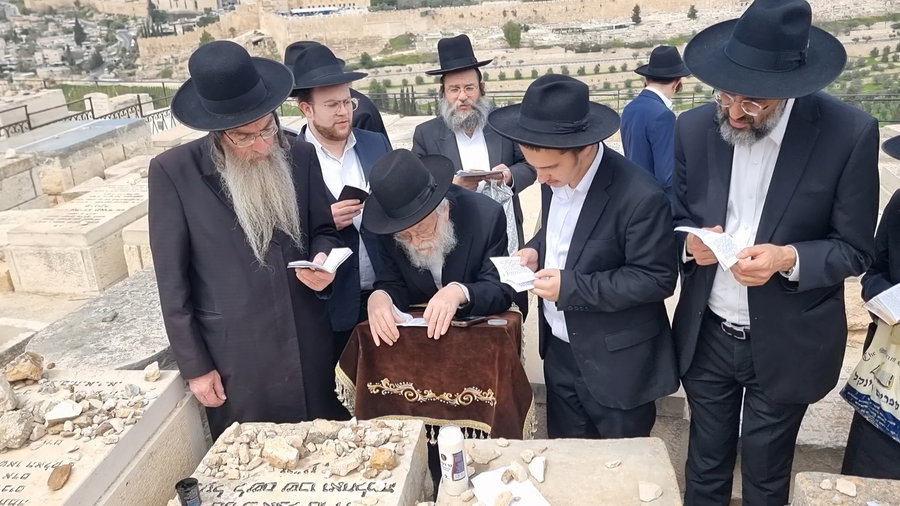 הגרב"ד אלישיב בתפילה בציון זקינו בעל ה'לשם'