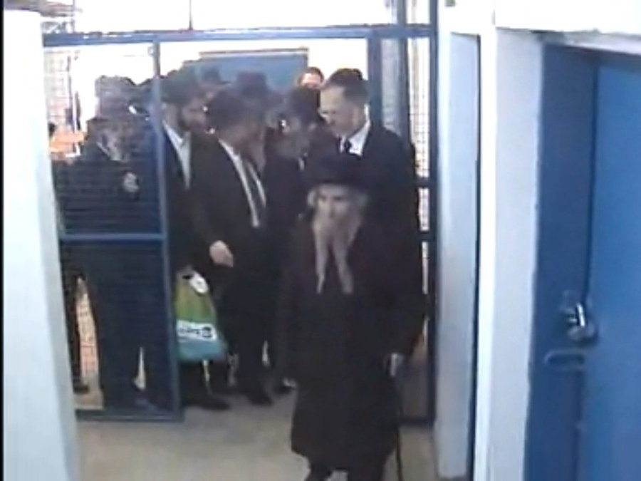 מרן הגראי"ל שטיינמן זצ"ל מסייר בישיבת 'ארחות תורה'