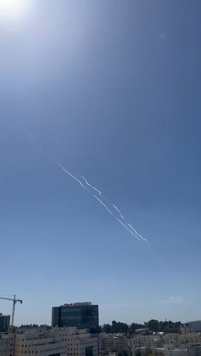 שגרת מלחמה: אזעקות במרכז ובירושלים בעקבות שיגור של החות'ים | תיעוד מהיירוט 