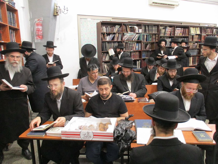 יחד עם החסידים: משפחת כלפון השתתפה בתפילה לשחרור בנם השבוי | כיכר השבת