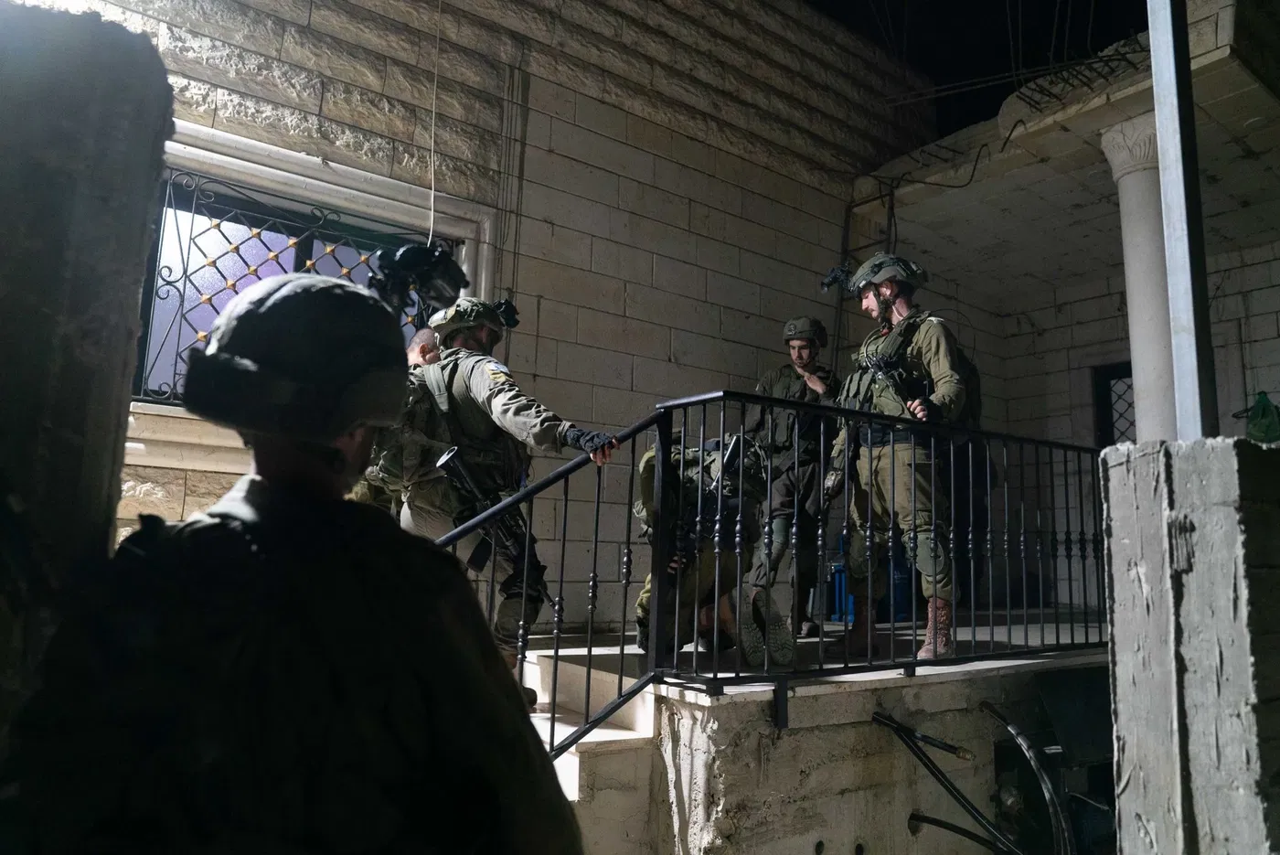 לוחמים במעצר חשוד