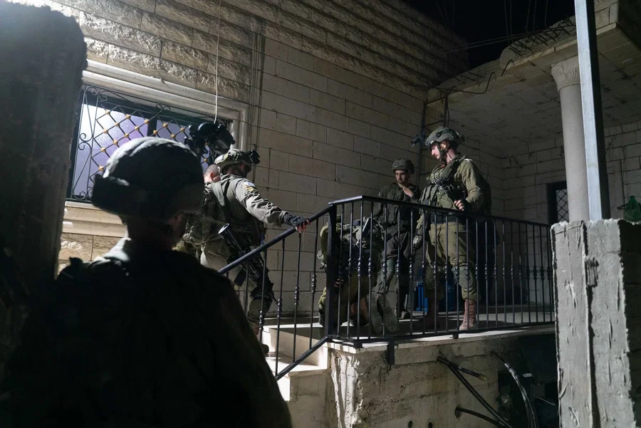 לוחמים במעצר חשוד