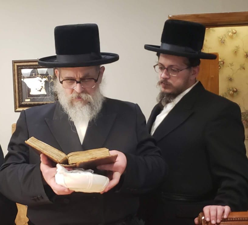 החתן הרב יוחנן טווערסקי, לצד אביו האדמו"ר מסקווירא מב"פ