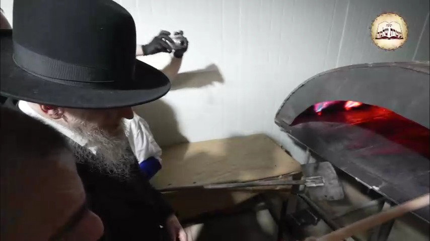 אפיית מצות בחדרו של המשגיח